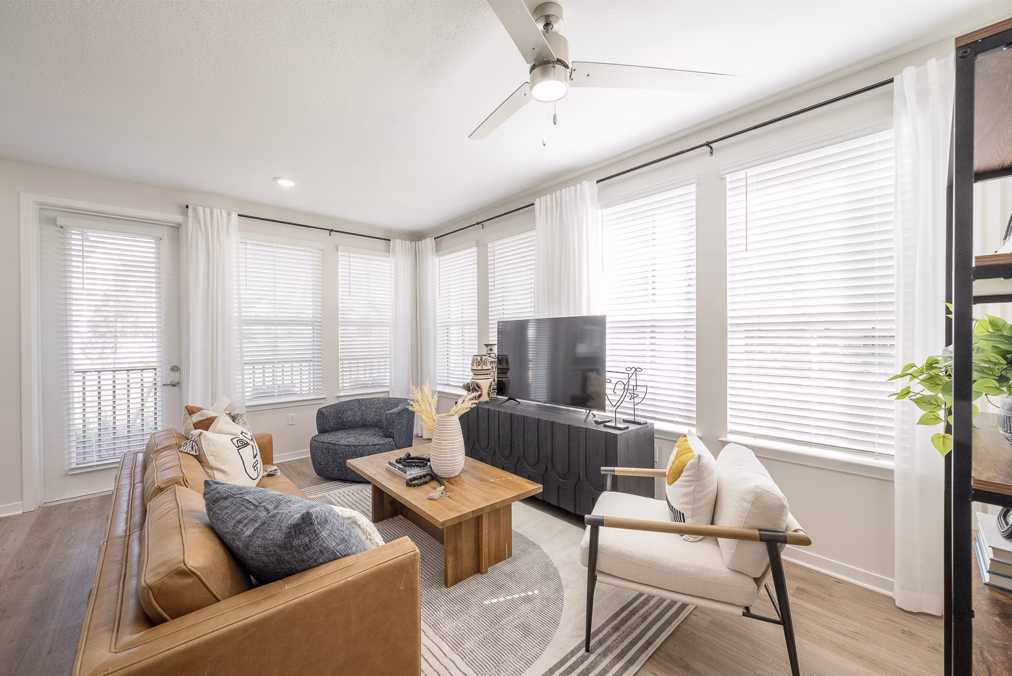 Spacious living room with modern design and natural light in Alta Citron Apartments, perfect for luxury living