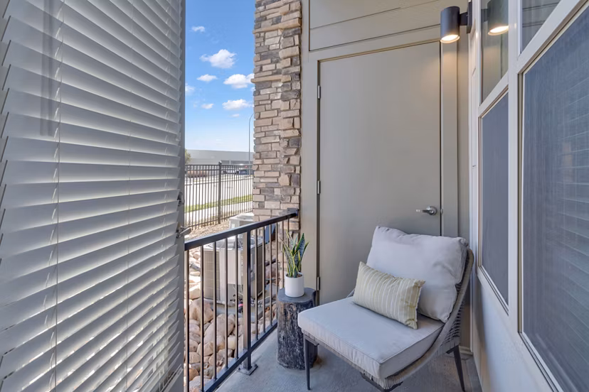 Scenic patio at Alta Green Mountain Apartments with mountain views, perfect for relaxation and outdoor dining