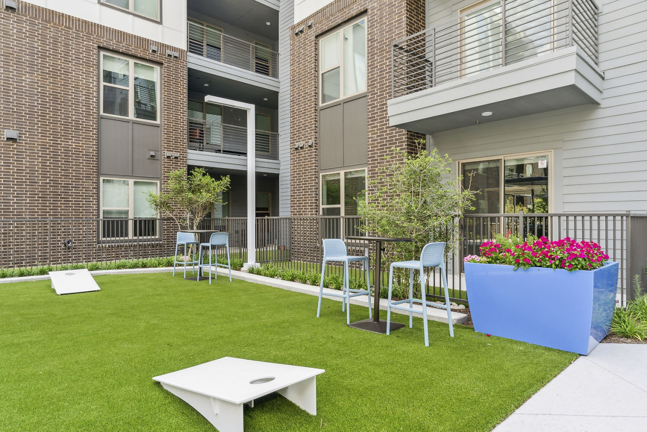 Courtyard at Alta Riverside (3 of 5)