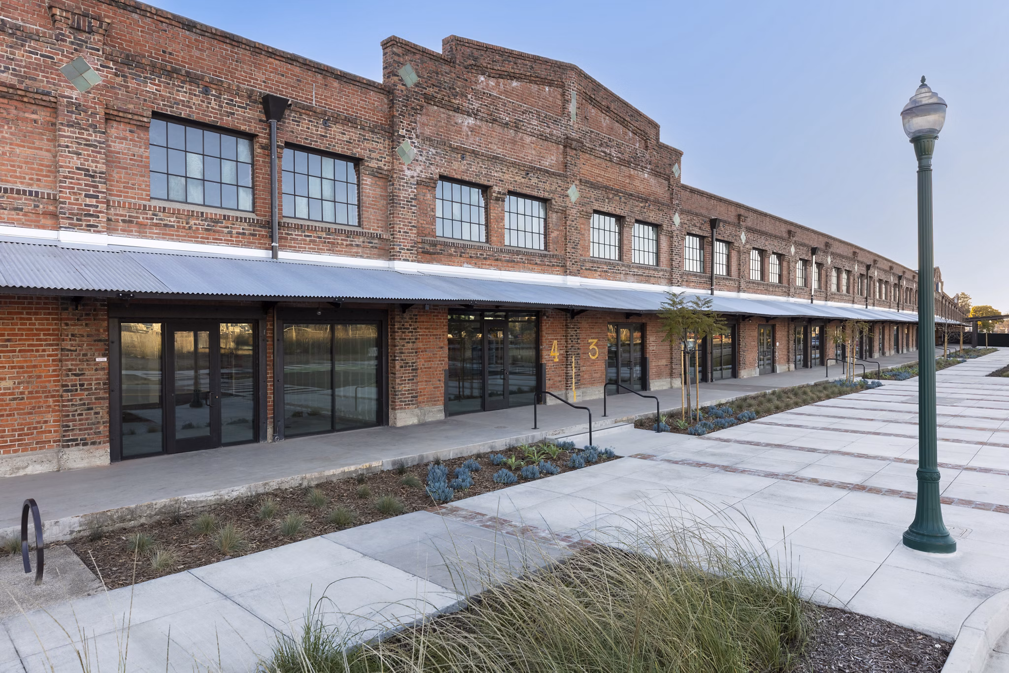 Alta Star Harbor: Waterfront luxury apartment building with modern design in Alameda