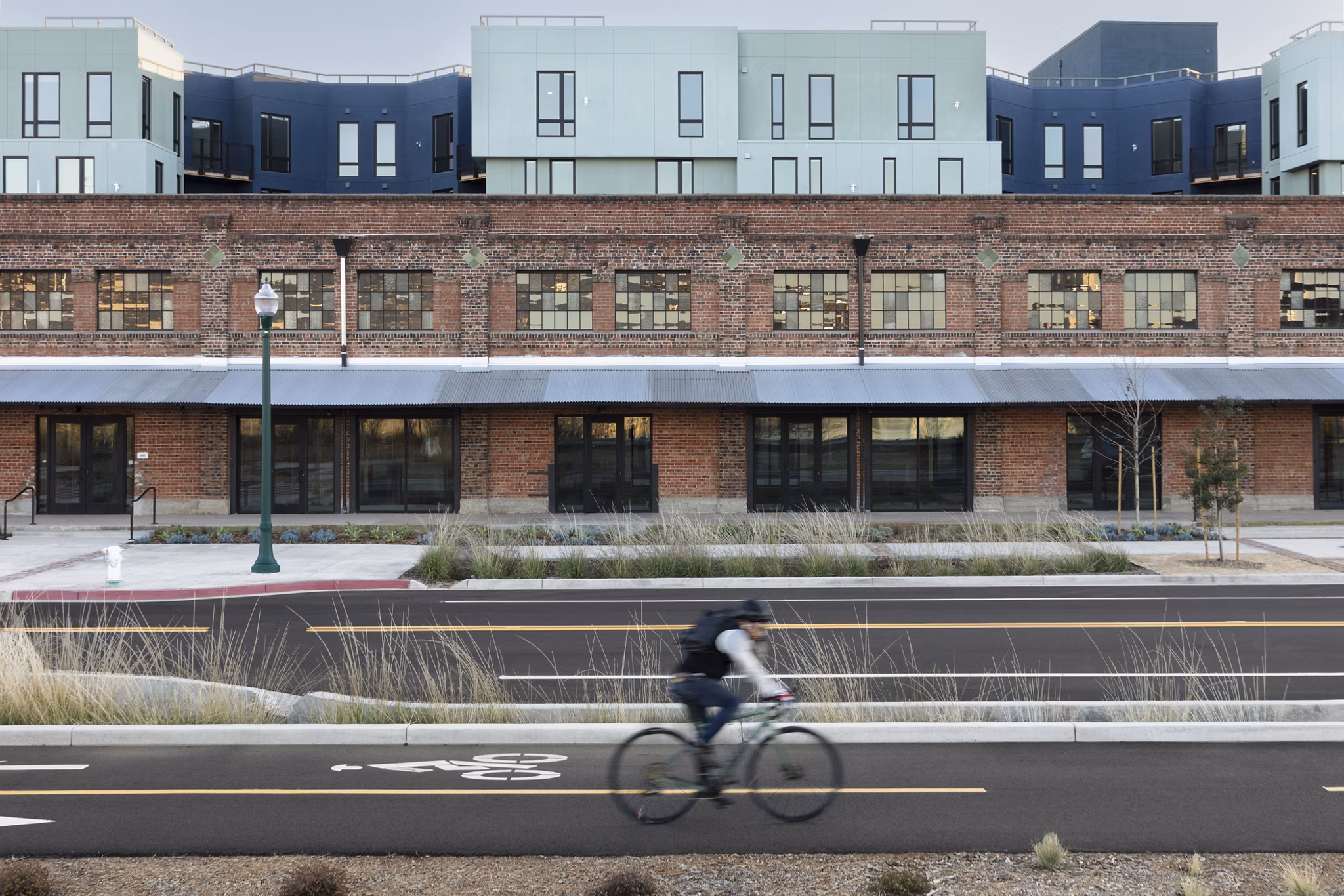 Alta Star Harbor Apartments: Stylish waterfront building featuring luxury amenities in Alameda