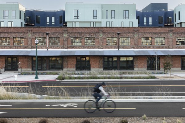 Alta Star Harbor Apartments: Stylish waterfront building featuring luxury amenities in Alameda