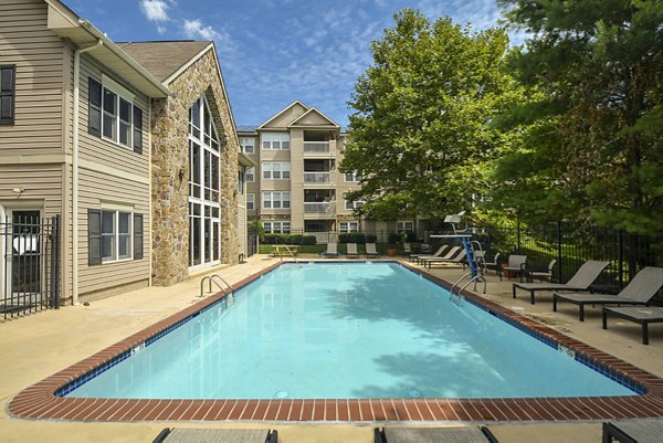 Resort-style pool with lounge seating at Kaiser Park Apartments, ideal for relaxation and socializing in a luxury urban setting