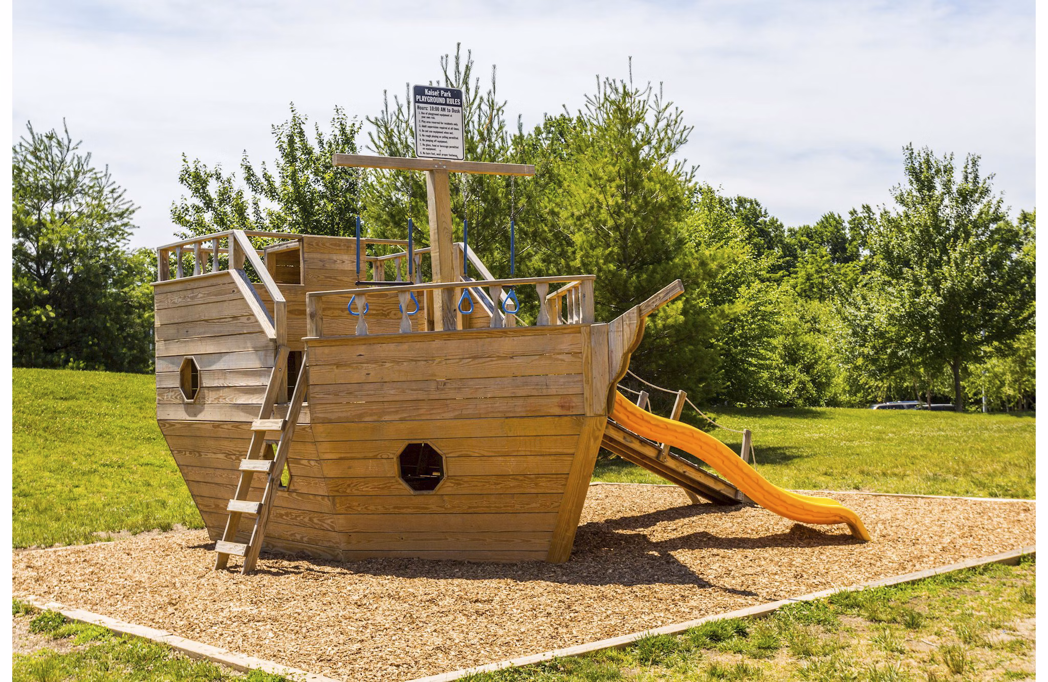 Kaiser Park: Upscale recreation area with modern equipment at luxury apartments