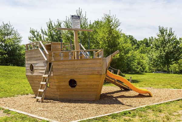 Kaiser Park: Upscale recreation area with modern equipment at luxury apartments