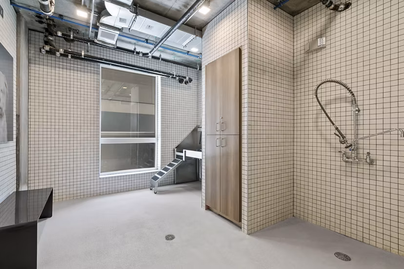 Modern bathroom with sleek fixtures and spacious vanity in Lantana Uptown luxury apartments