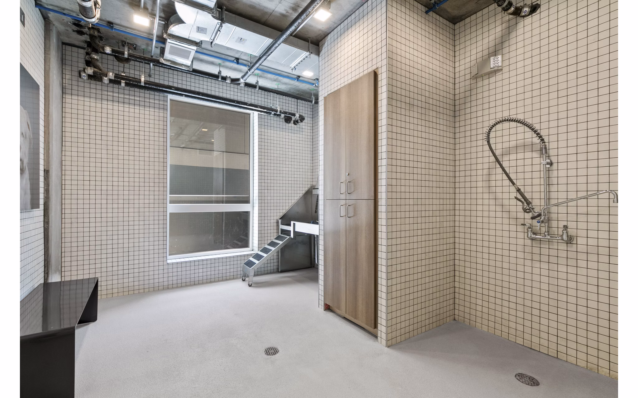Modern bathroom with sleek fixtures and spacious vanity in Lantana Uptown luxury apartments