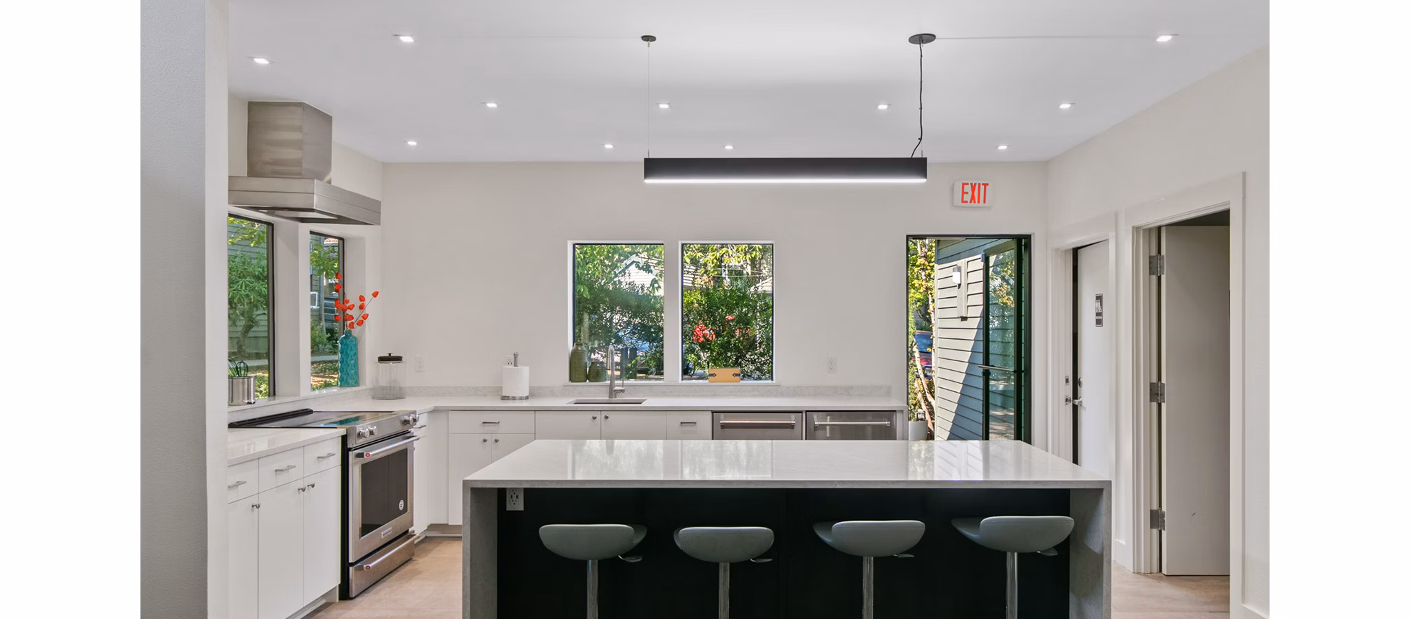 Contemporary clubhouse featuring stylish seating at One Jefferson Apartments