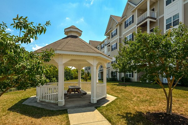 The Park at Walnut Ridge Apartments: Elegant building in urban setting