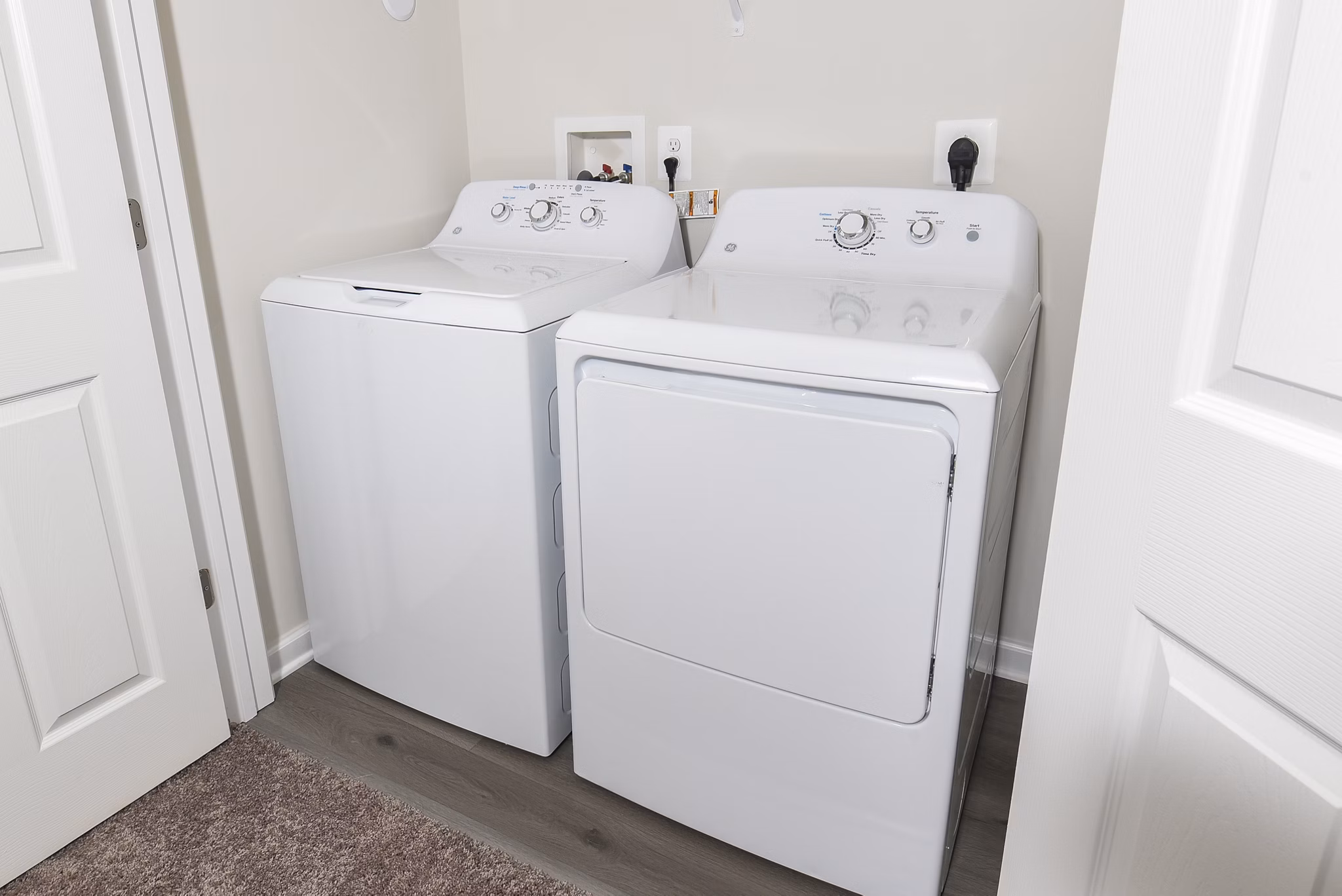 Towns at Walnut Ridge: Elegant apartment complex in vibrant city setting