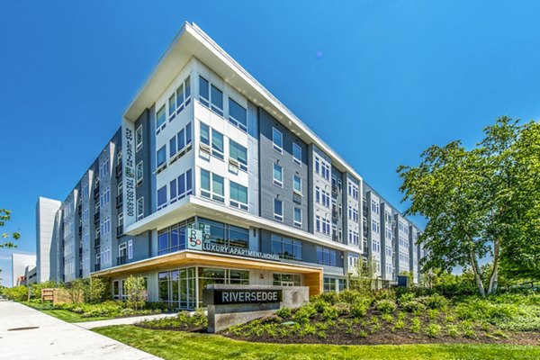 Re150 Apartments: Luxury building with modern design in Cambridge