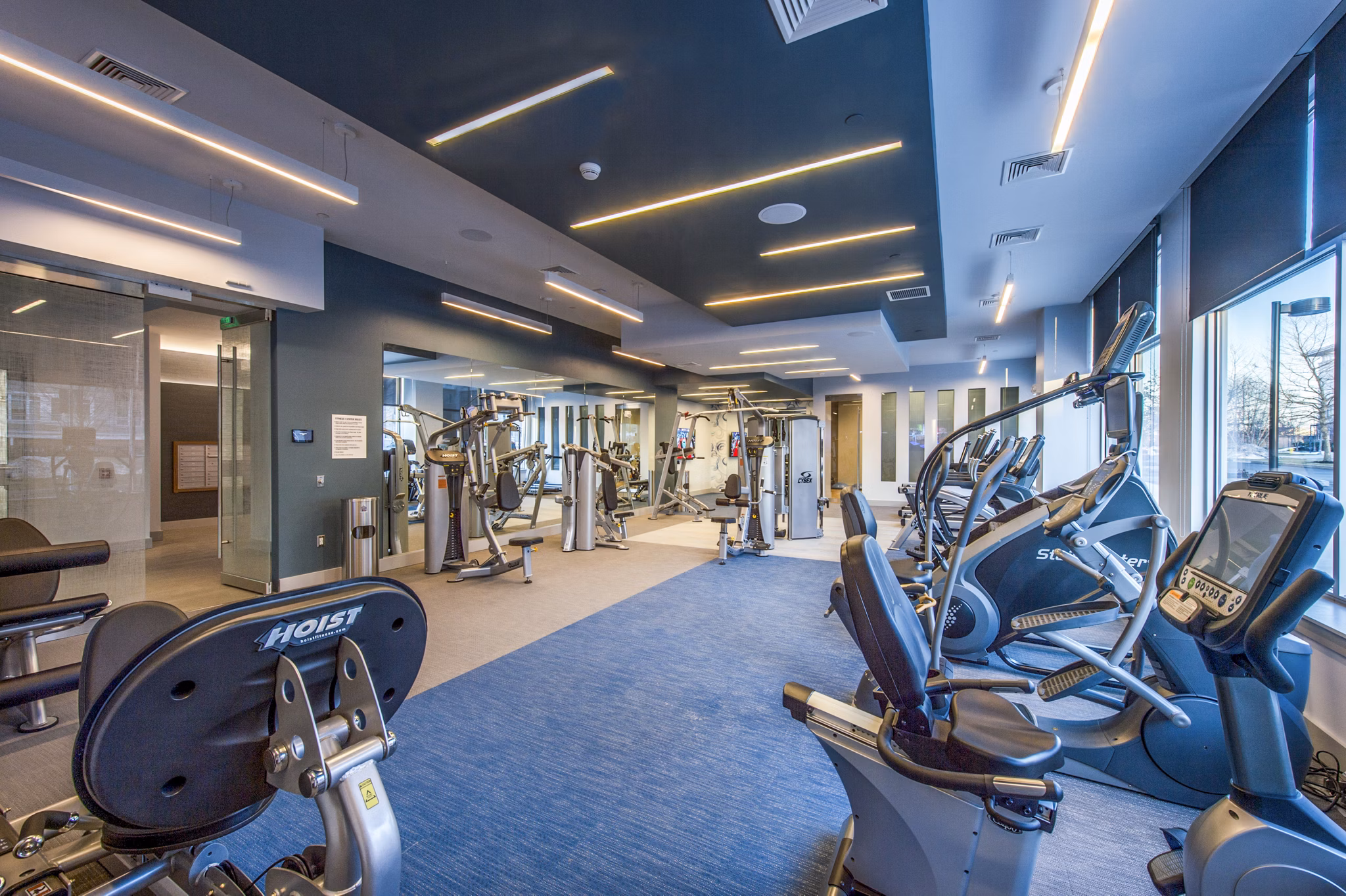 Re150 Apartments: Modern fitness center with state-of-the-art equipment in luxury community