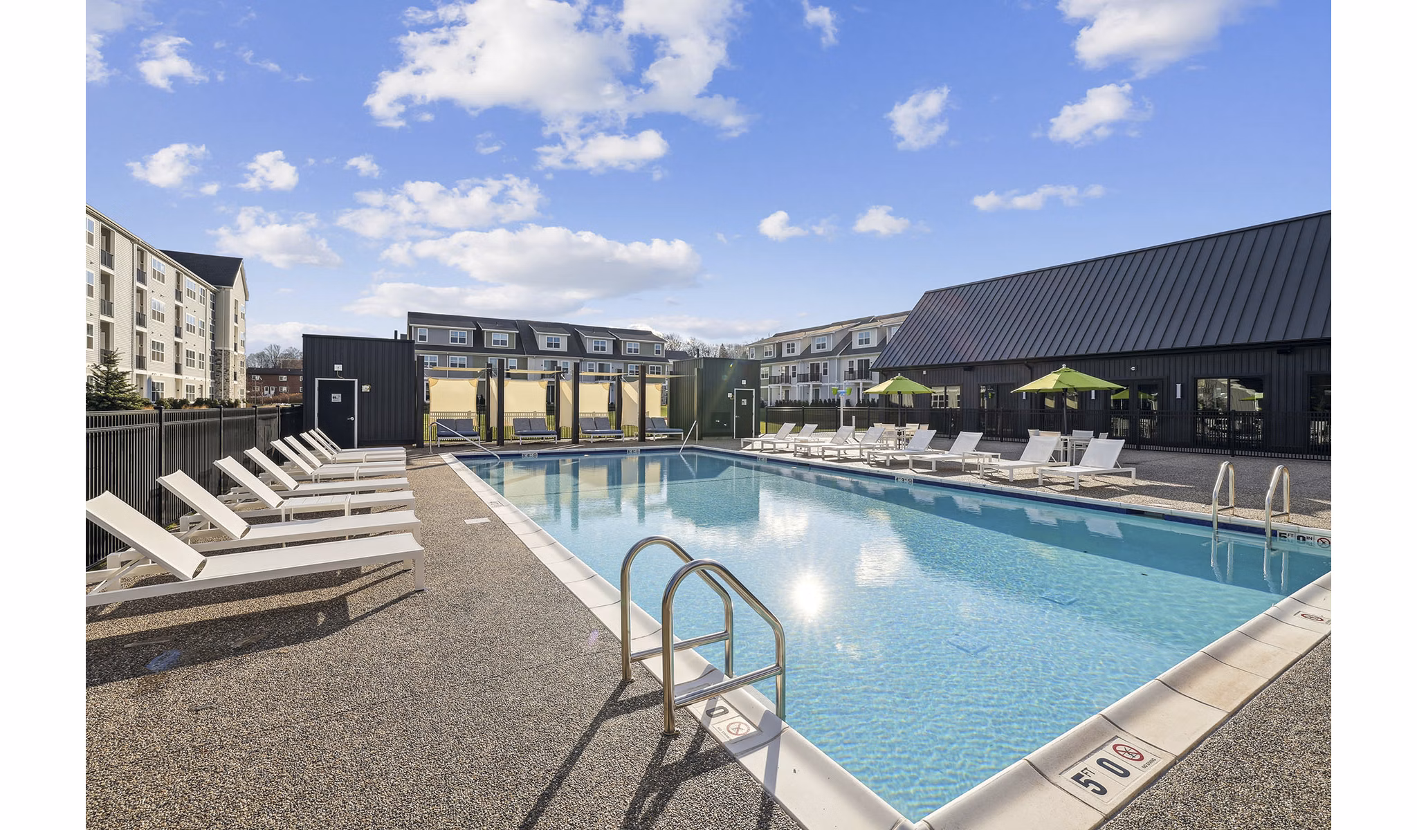 pool at Springside Middletown Apartments