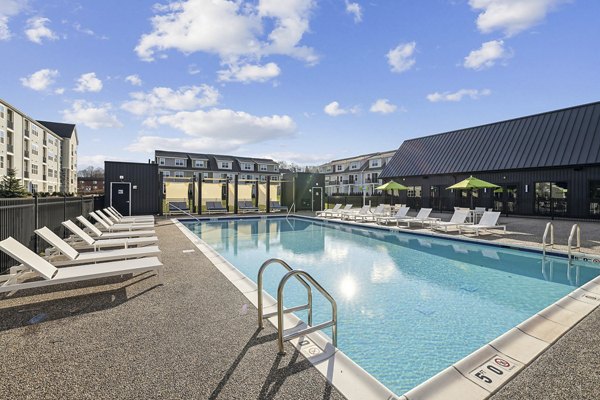 pool at Springside Middletown Apartments