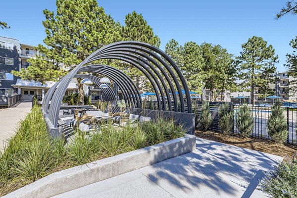 courtyard at Avantus Apartments