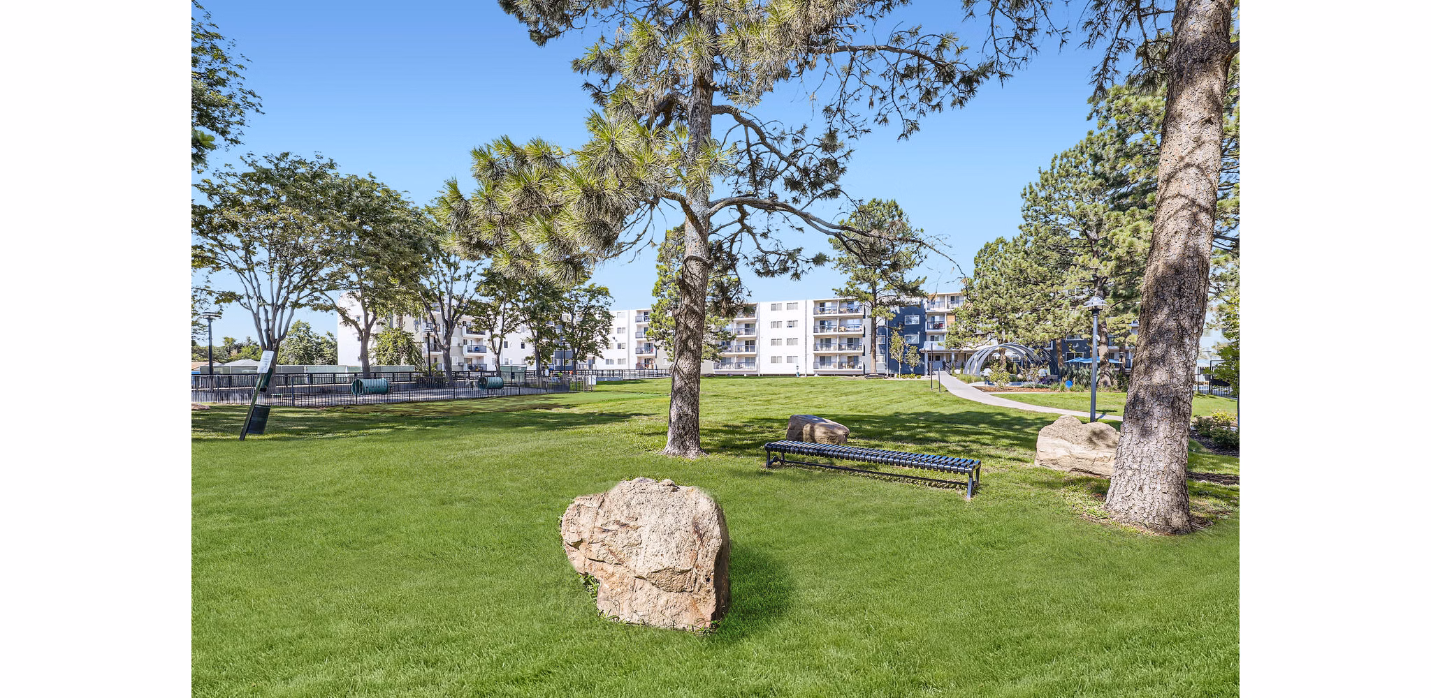 Tranquil courtyard surrounded by lush greenery at Avantus Apartments, offering a peaceful retreat in the heart of the city