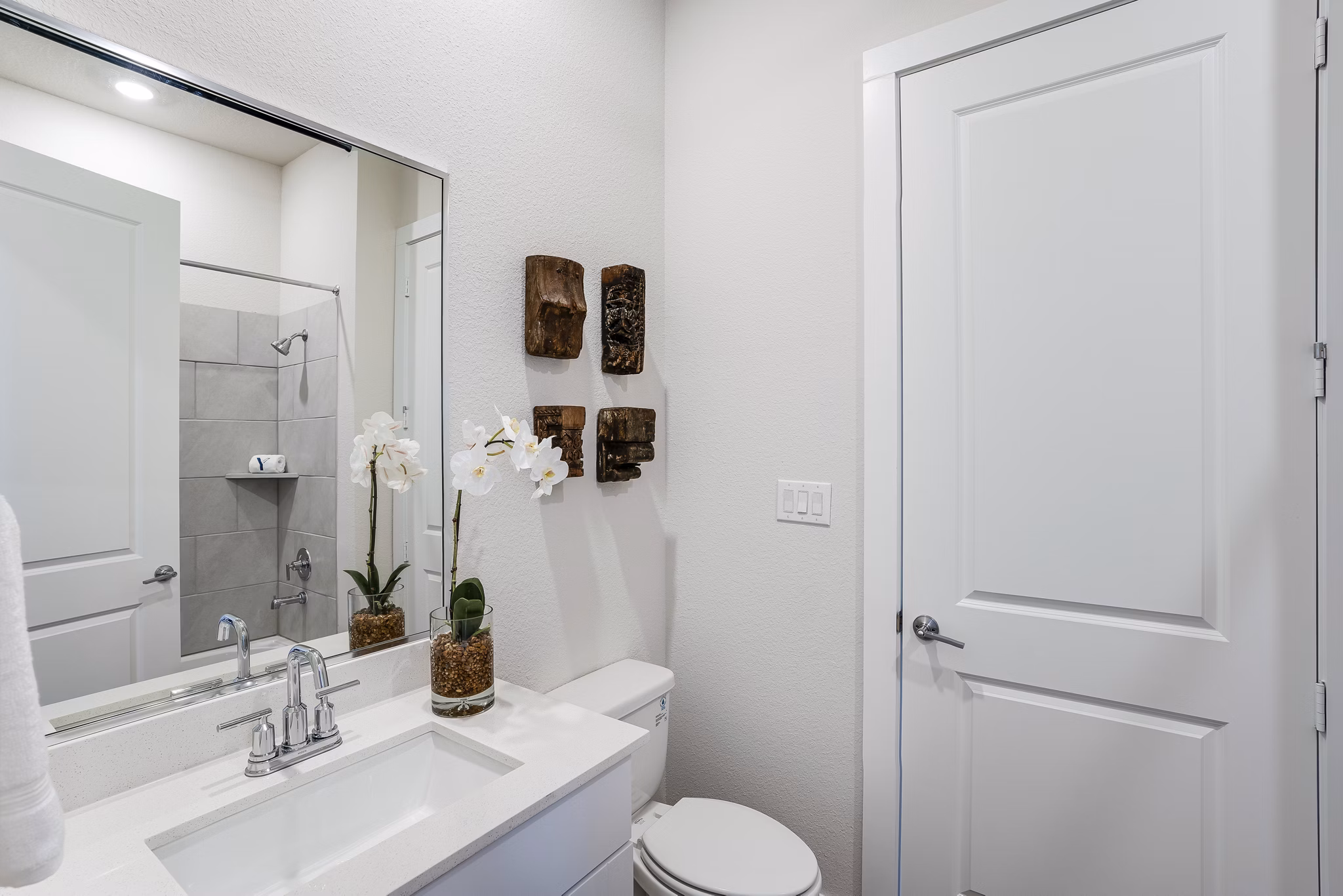 bathroom at Yardly Elm Apartments 