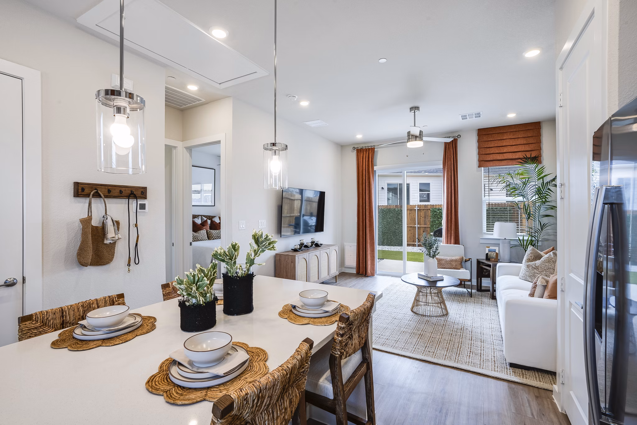dining room at Yardly Elm Apartments 