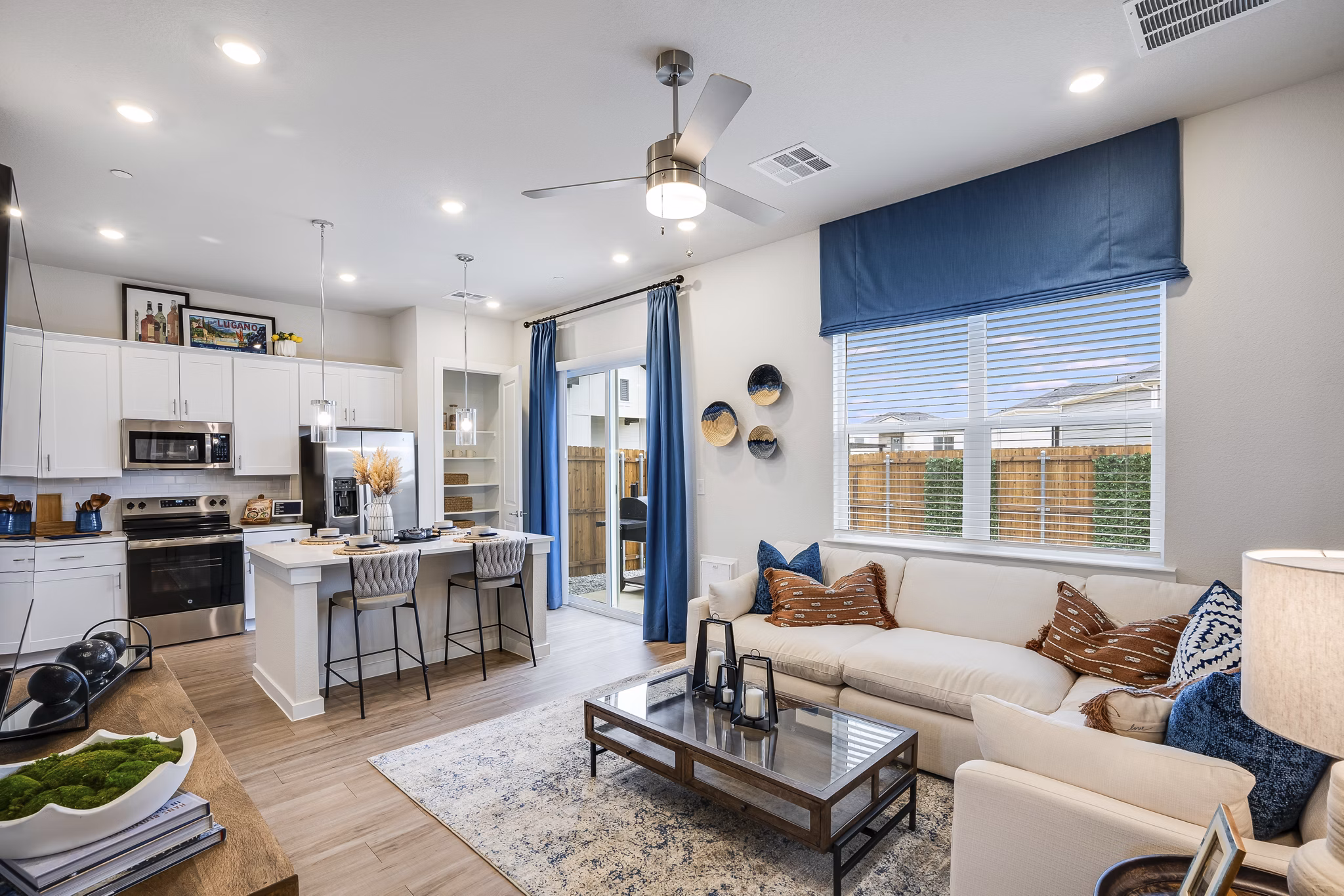 living room at Yardly Elm Apartments 