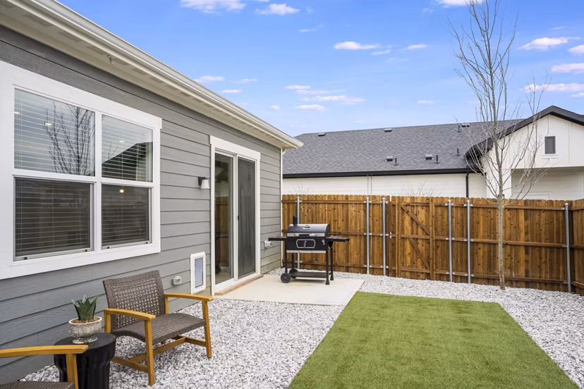 grill area at Yardly Elm Apartments 
