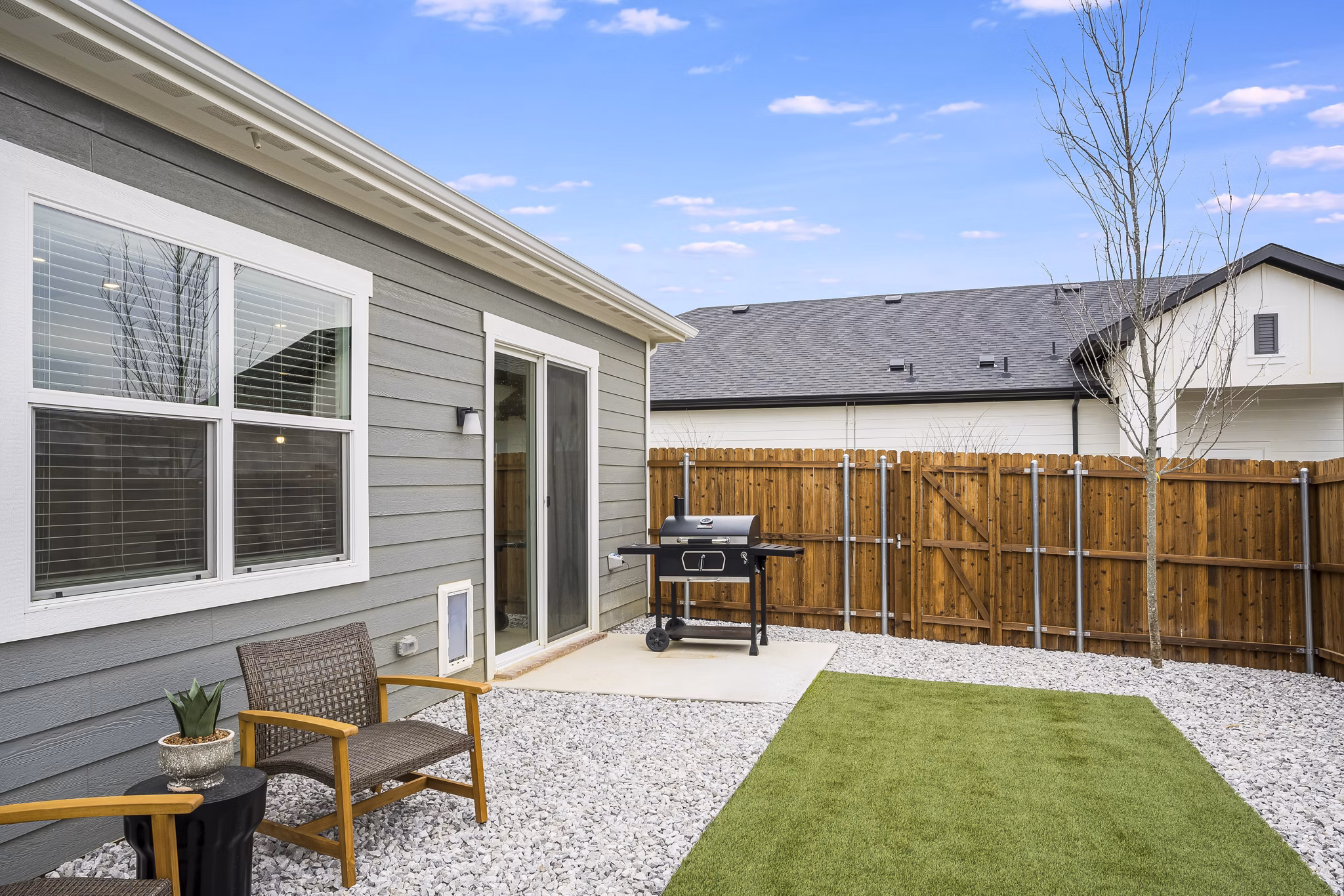 grill area at Yardly Elm Apartments 