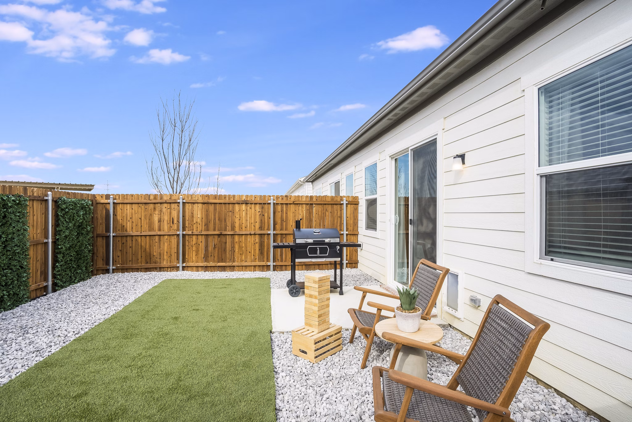 grill area at Yardly Elm Apartments 