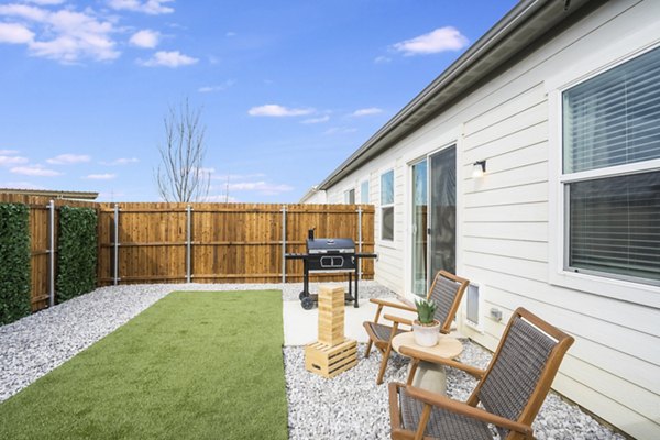 grill area at Yardly Elm Apartments 