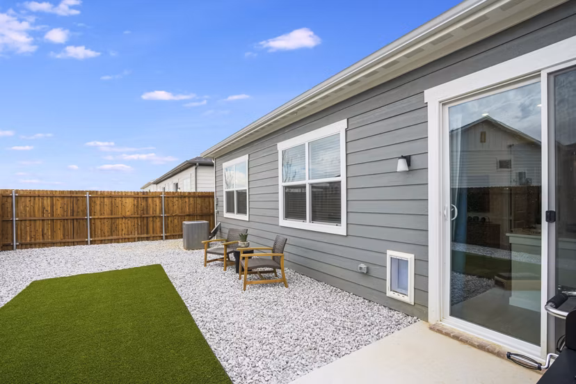 grill area at Yardly Elm Apartments 