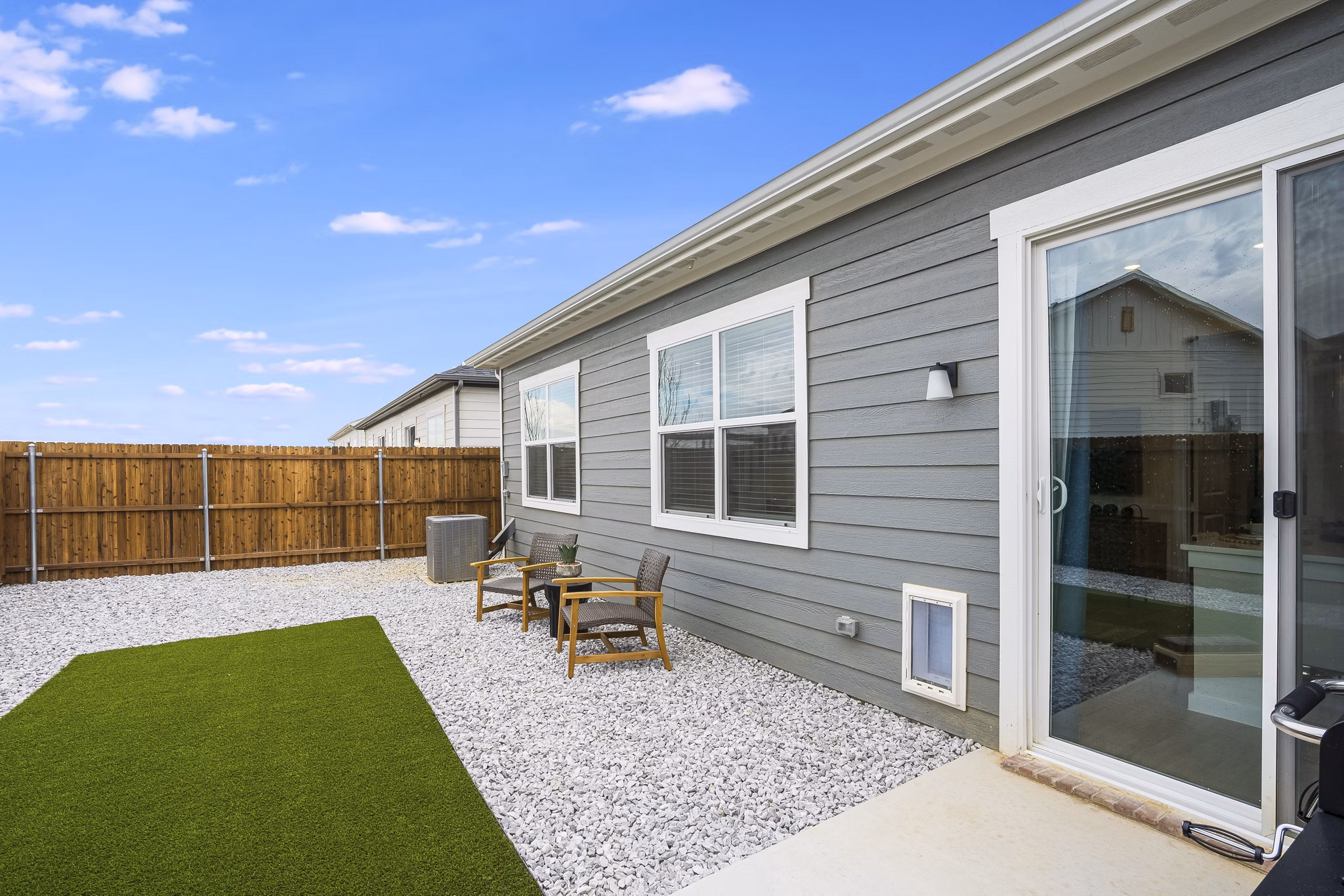 grill area at Yardly Elm Apartments 