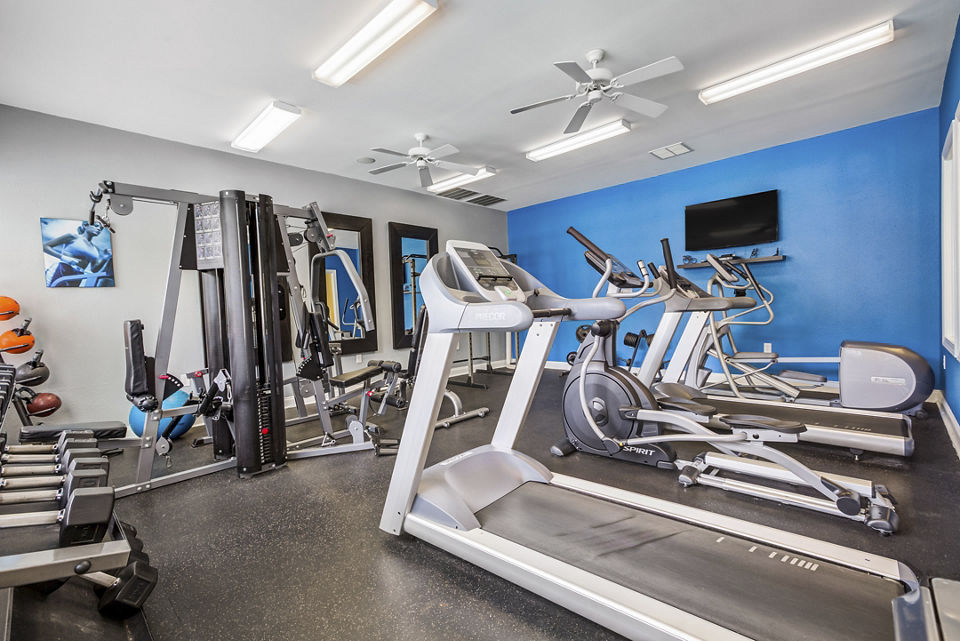fitness center at Westmont Commons Apartments 