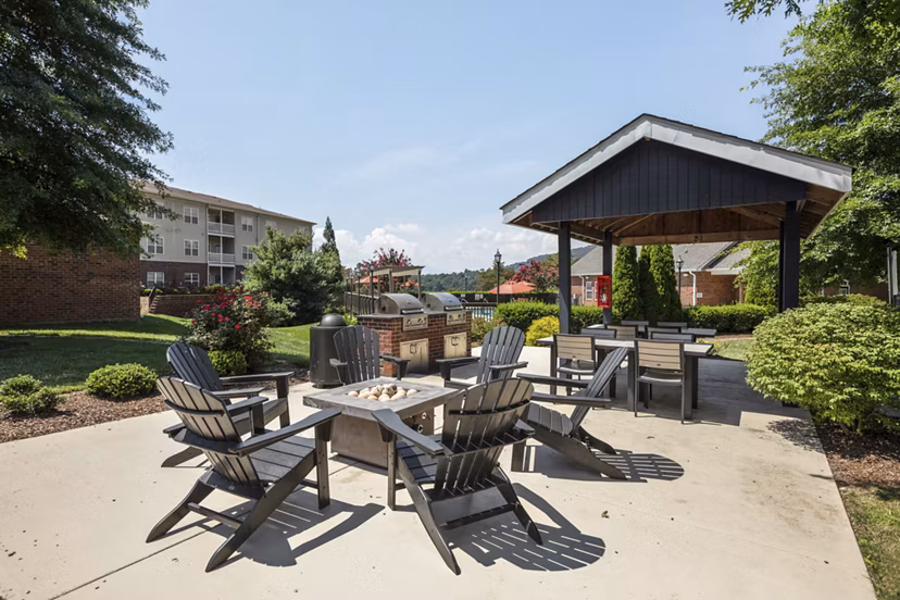 grill area at Westmont Commons Apartments 