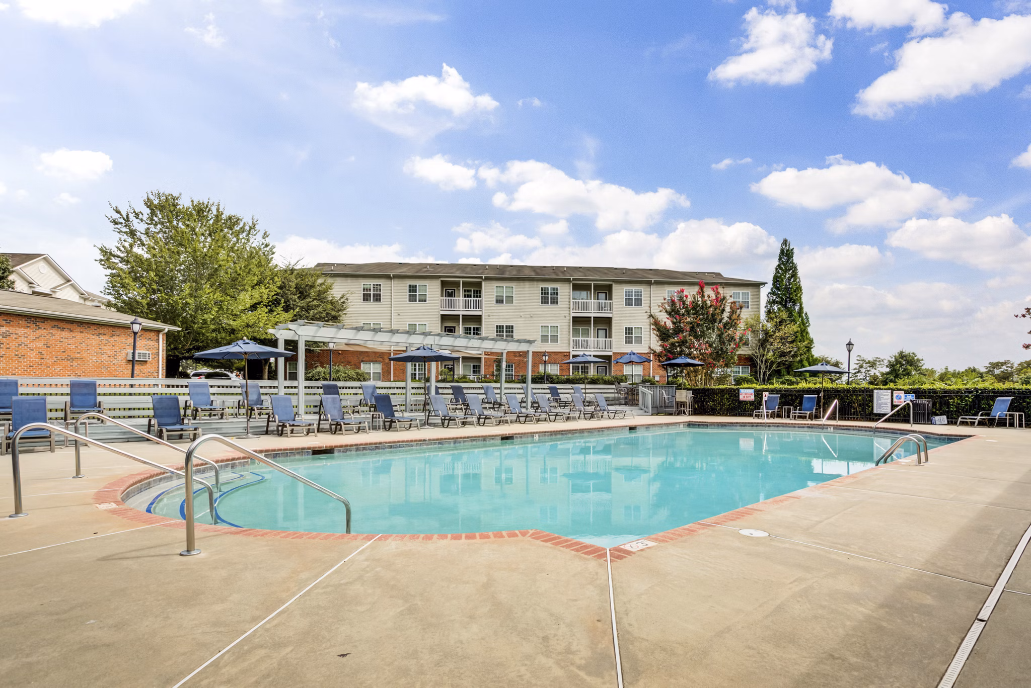 pool at Westmont Commons Apartments 