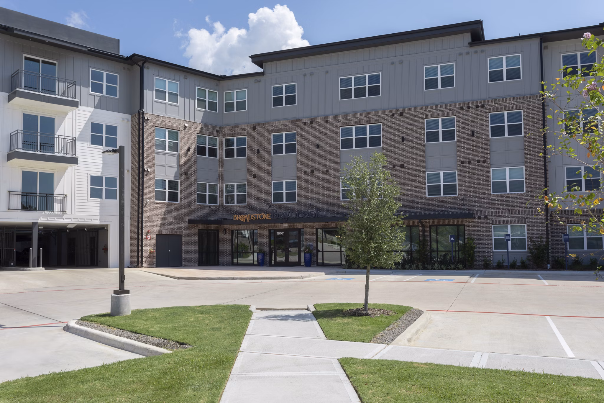 Broadstone Baybrook: Luxury garden-style apartments with manicured landscaping in Webster, TX