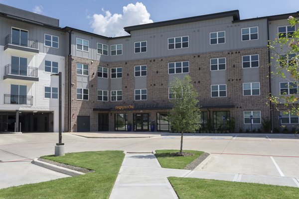 Broadstone Baybrook: Luxury garden-style apartments with manicured landscaping in Webster, TX