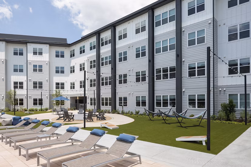 Serene courtyard with lush greenery at Broadstone Baybrook Apartments, offering luxury living and relaxation spaces for residents