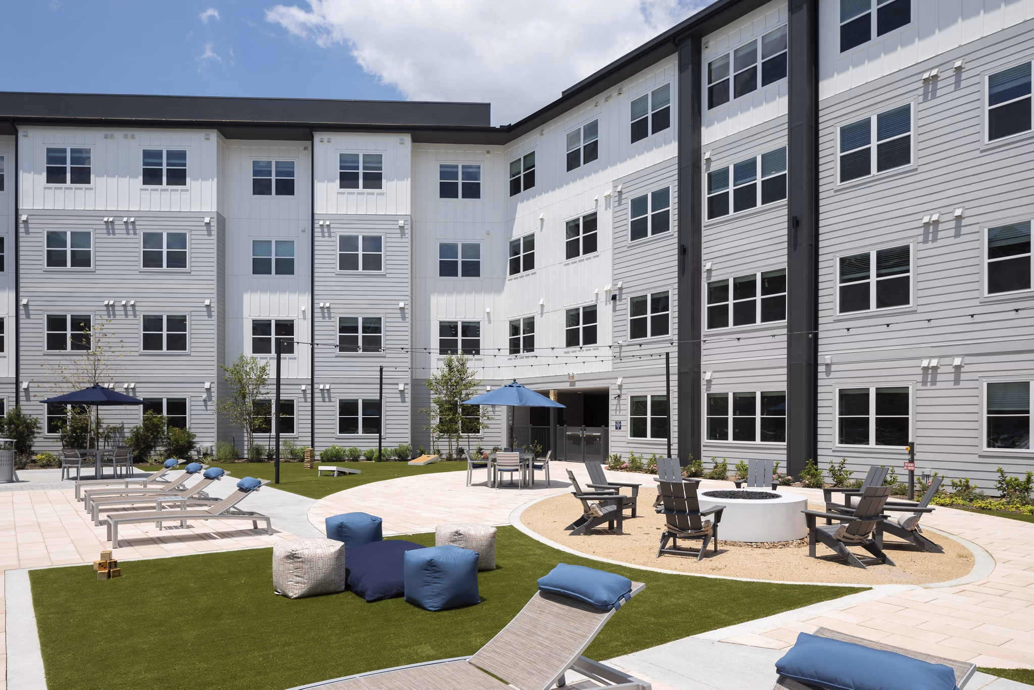 Serene courtyard with lush landscaping at Broadstone Baybrook Apartments