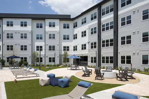 courtyard at Broadstone Baybrook Apartments