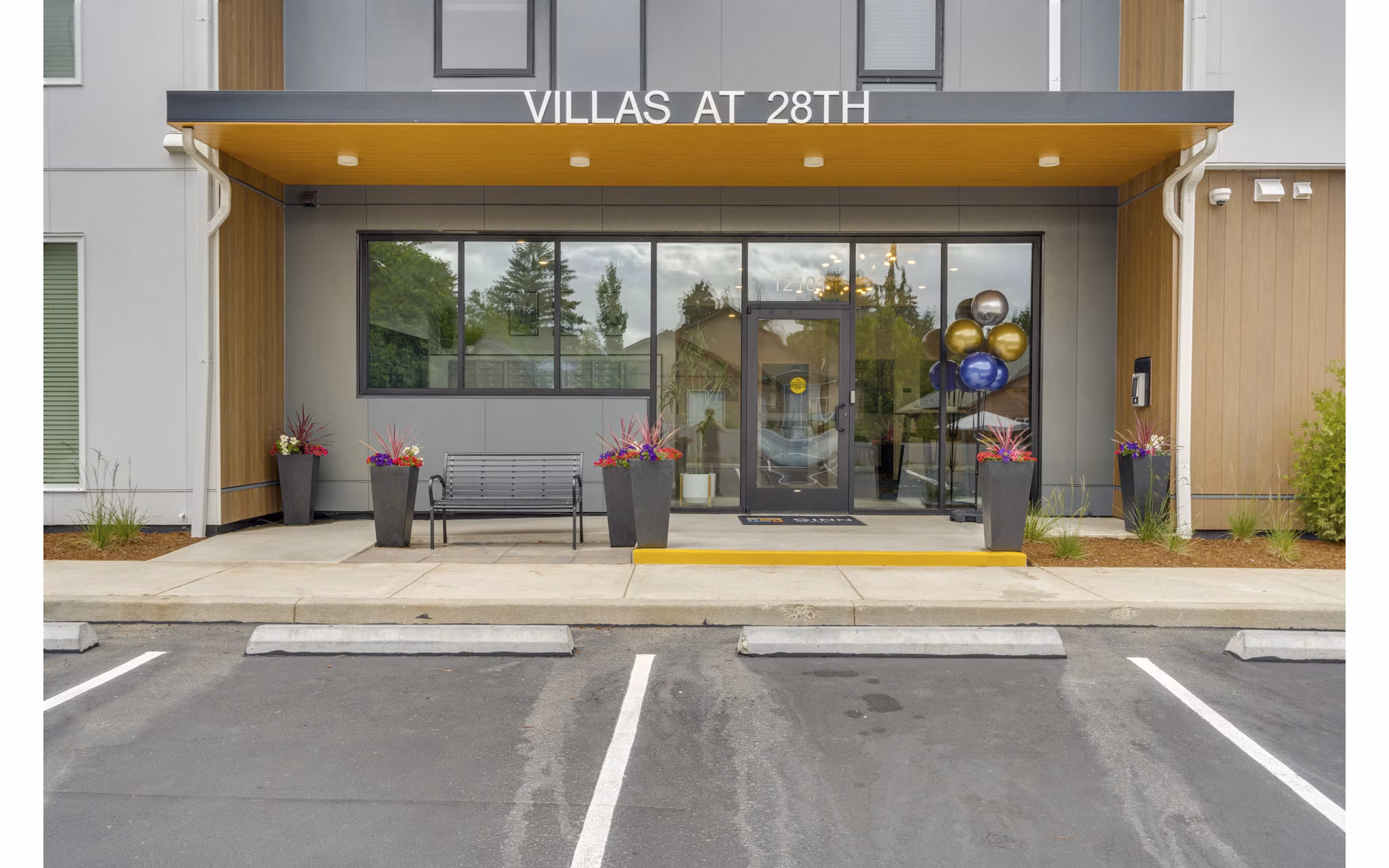 Villas at 28th: Elegant garden-style apartments with lush landscaping in a serene neighborhood