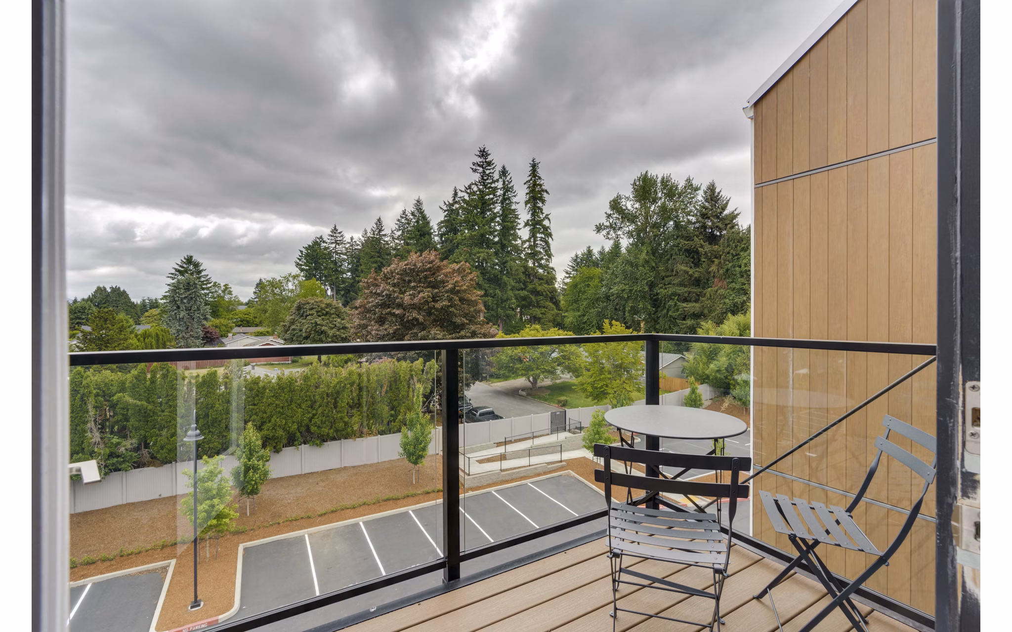 Outdoor patio with modern seating area at Villas at 28th Apartments