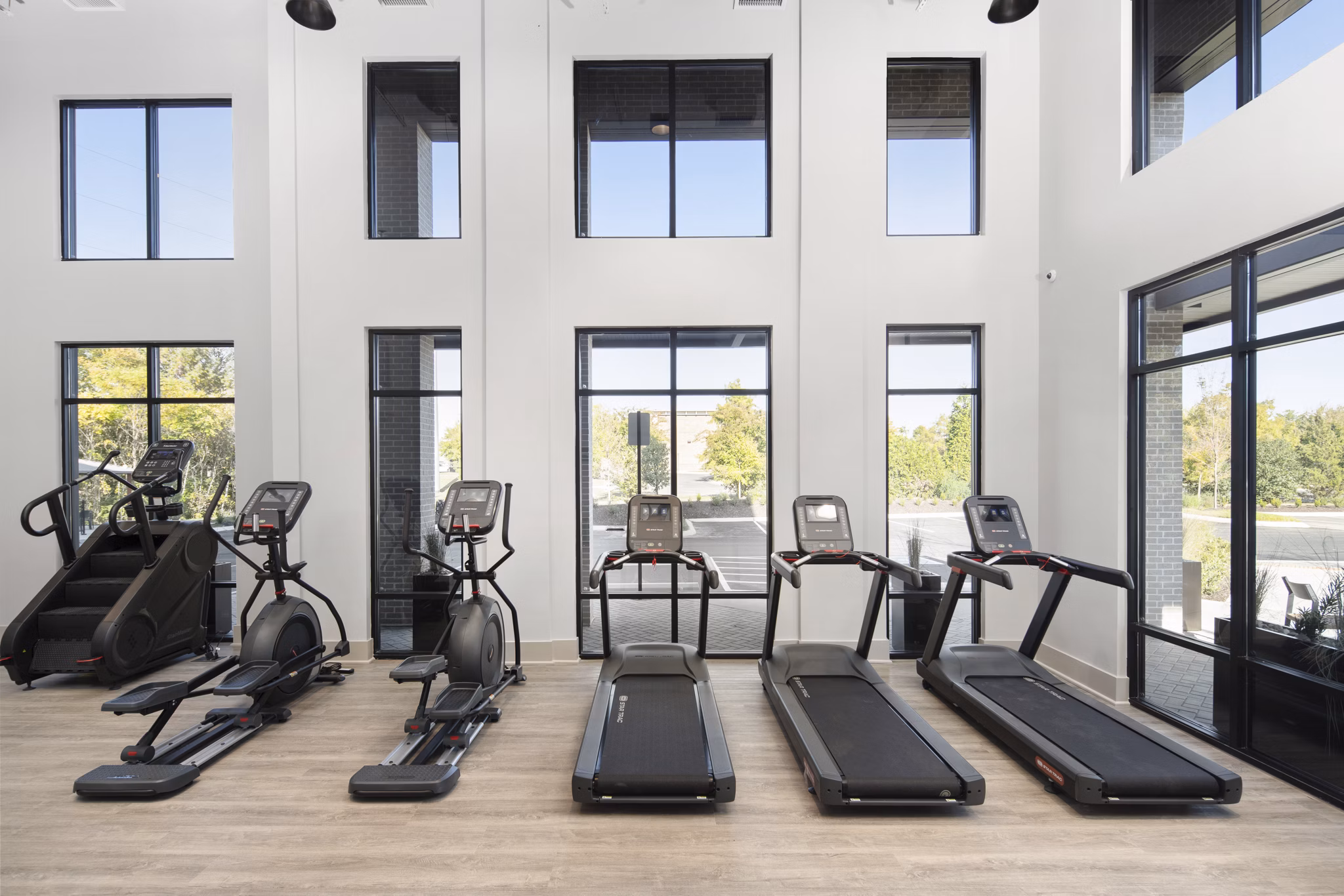 fitness center at Williamsburg Apartments 