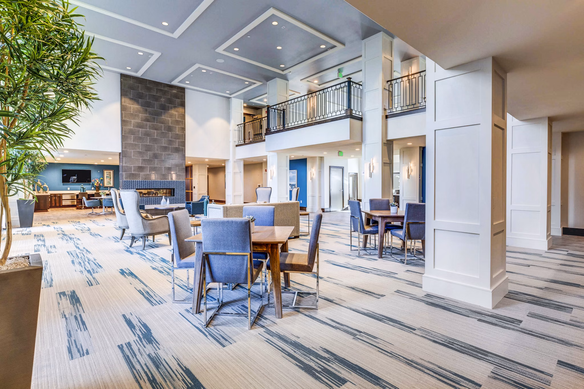 Incline at Anthem Apartments: Stylish clubhouse lobby featuring contemporary furnishings and open seating areas, perfect for social gatherings