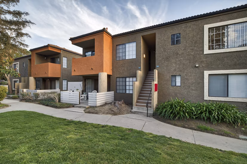 The Ranch at Moorpark: Scenic view of luxury apartments in Southern California