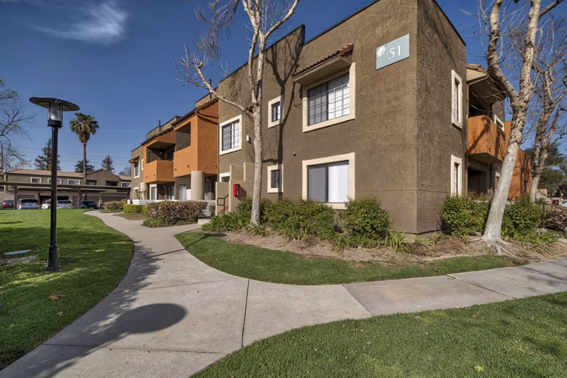 The Ranch at Moorpark: Scenic luxury apartment community in lush suburban surroundings