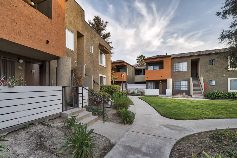 The Ranch at Moorpark: Luxurious view of apartments in scenic neighborhood
