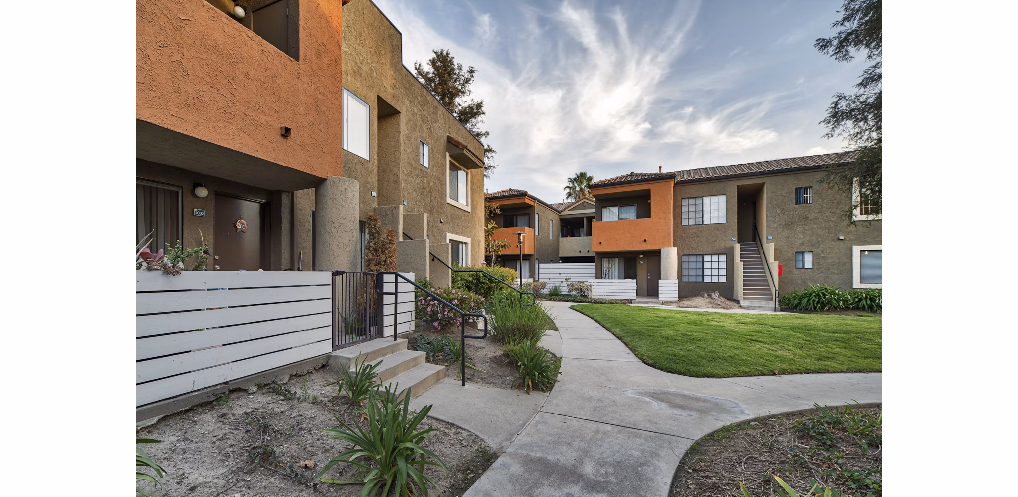 The Ranch at Moorpark: Luxurious view of apartments in scenic neighborhood