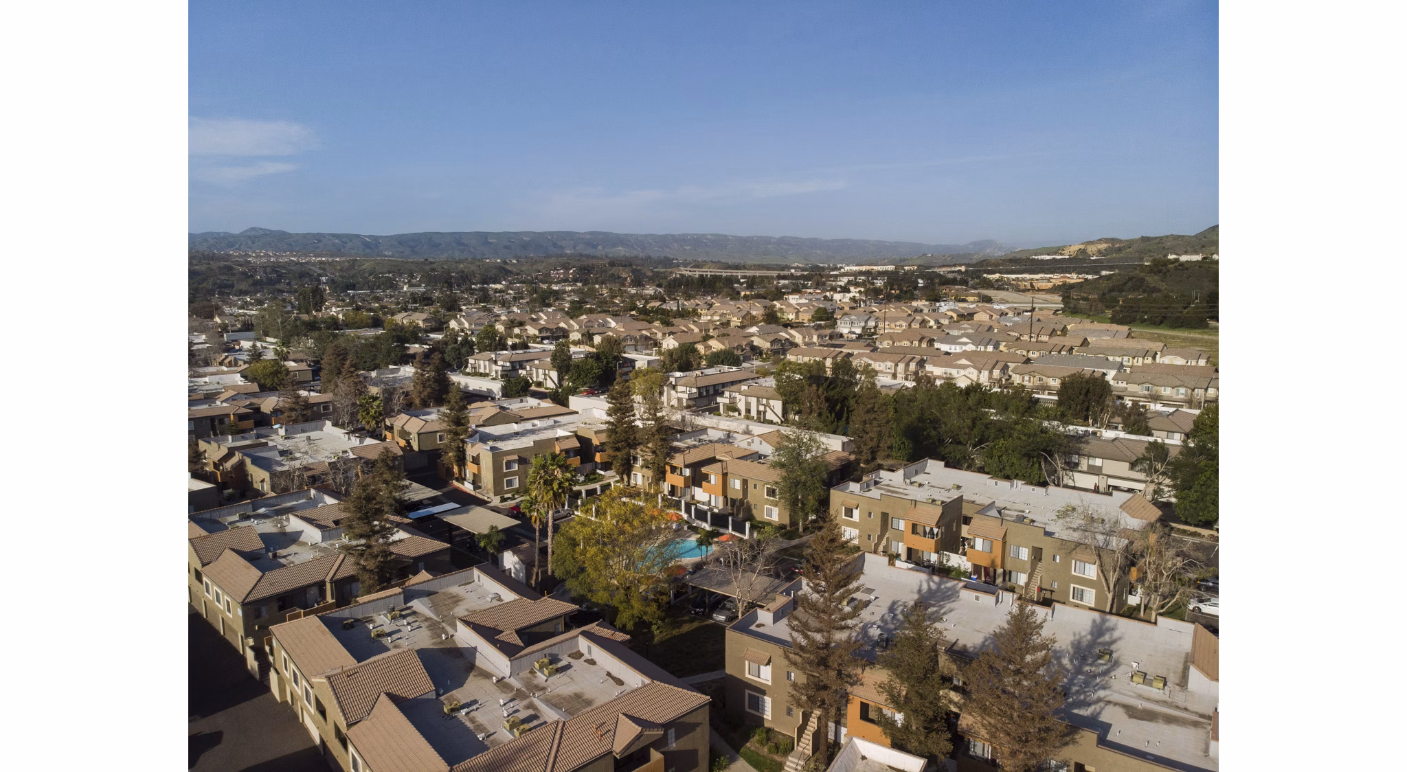 The Ranch at Moorpark Apartments: Scenic view of luxury apartments in Moorpark