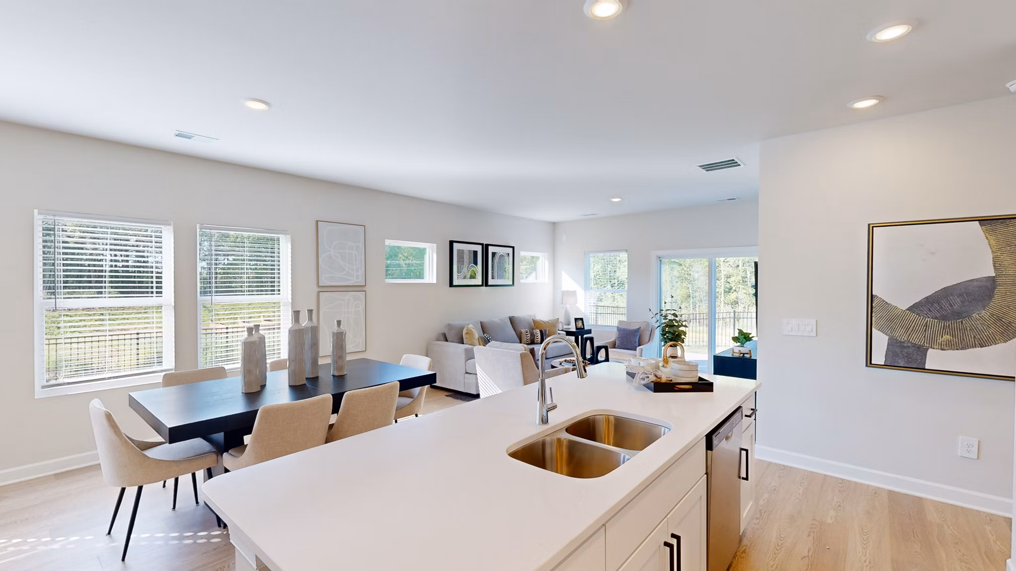 dining room at Gramercy Woods Apartments 