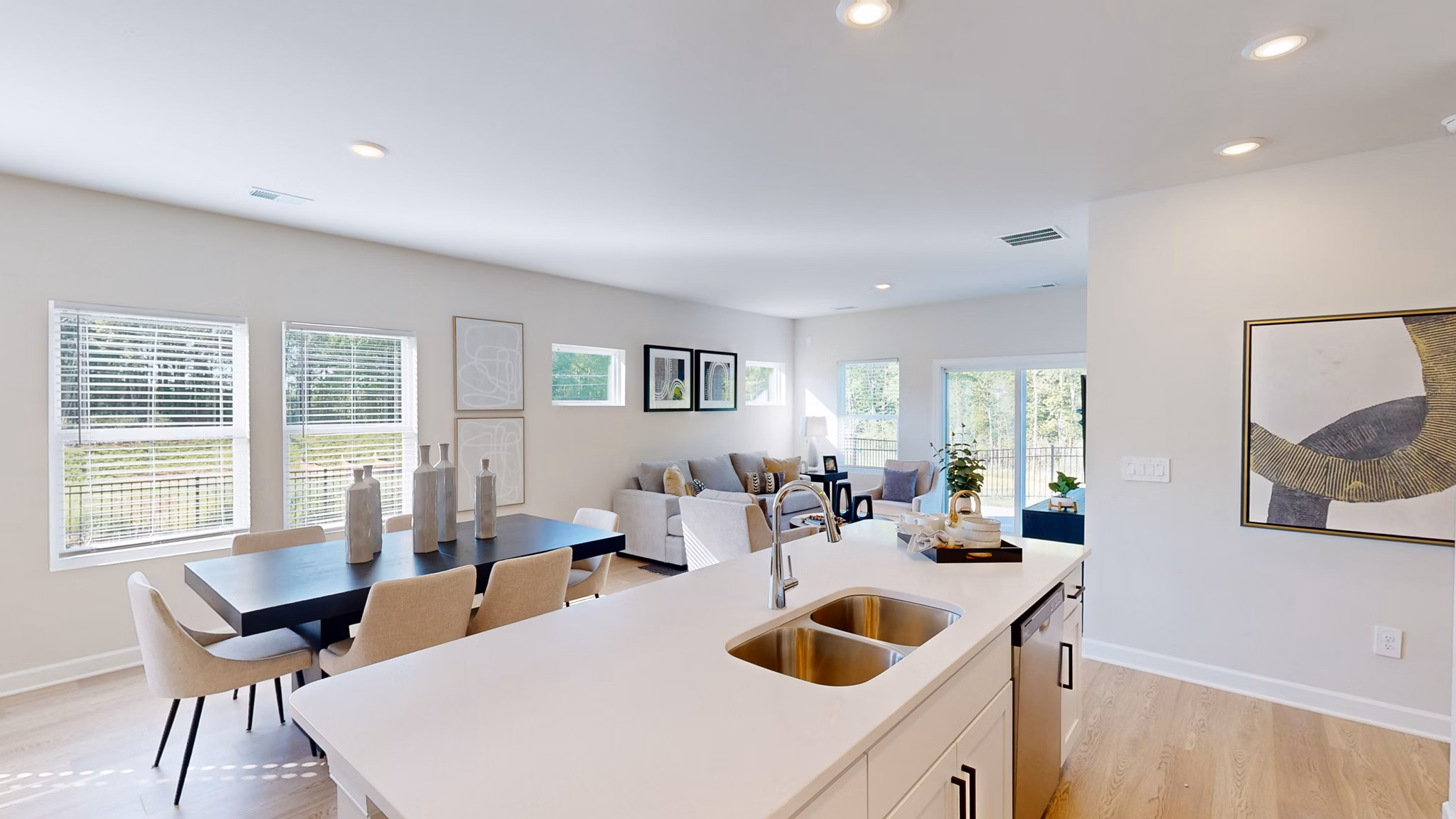 dining room at Gramercy Woods Apartments 
