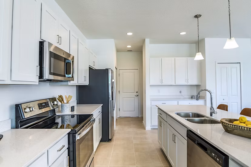 Modern kitchen with granite countertops and stainless steel appliances at Alexander Park Apartments