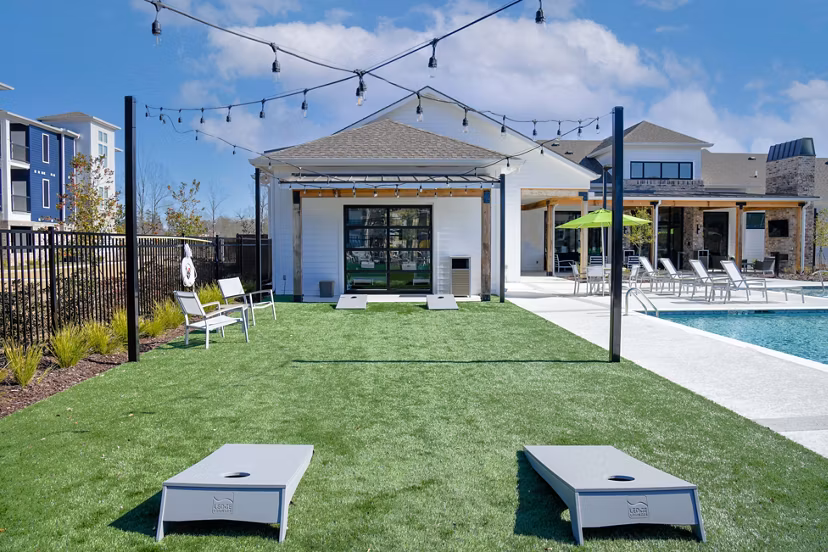 courtyard at The Waters at Hammond Apartments